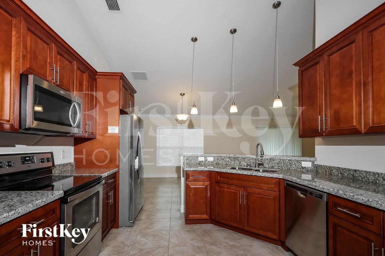 1262 Sw San Esteban Ave - Photo 5 of 15
