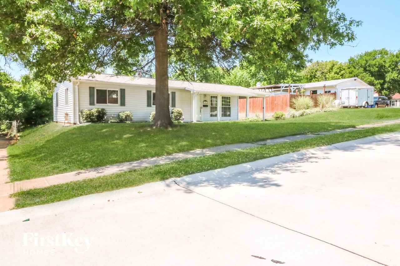 11091 Saxonhall Dr - Photo 2 of 15
