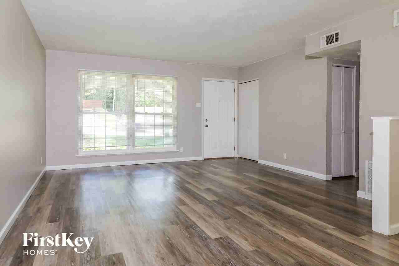 11091 Saxonhall Dr - Photo 3 of 15