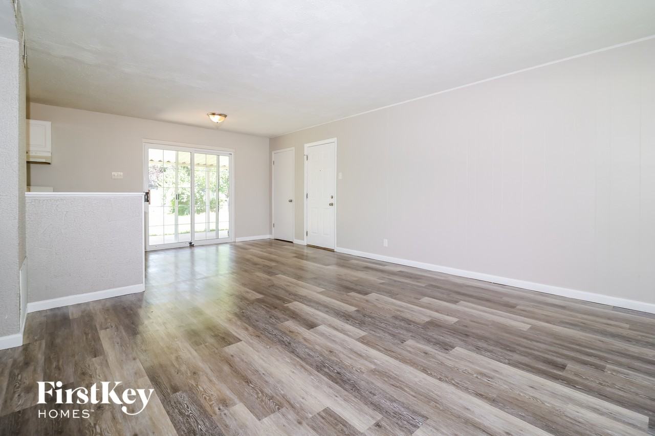 11091 Saxonhall Dr - Photo 4 of 15