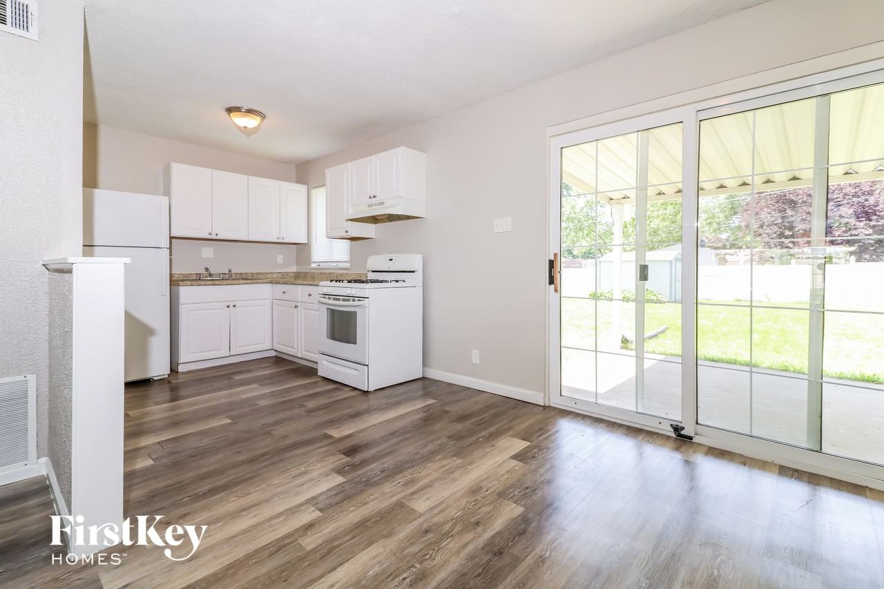 11091 Saxonhall Dr - Photo 5 of 15