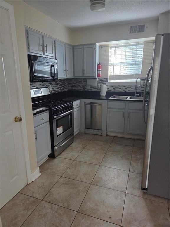5516 S Robertson St - Photo 4 of 18