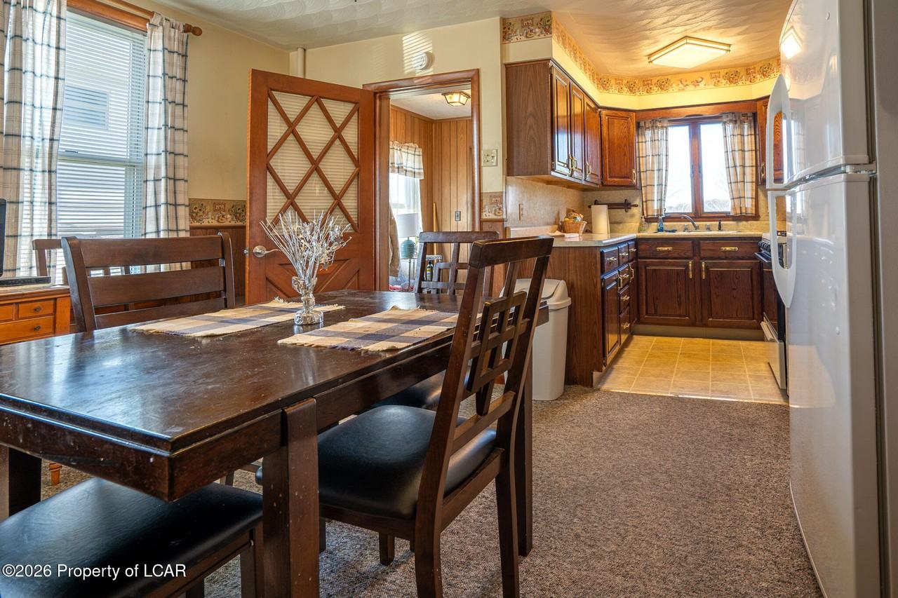 218 Ridgewood Rd - Photo 3 of 11