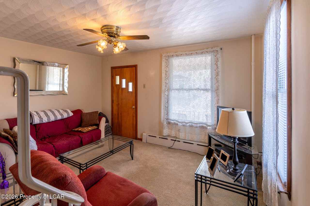 218 Ridgewood Rd - Photo 5 of 11