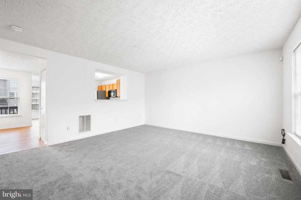 14 Gemstone Ct - Photo 5 of 30