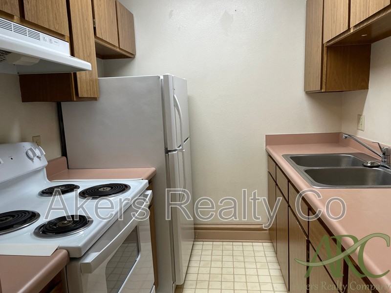 411 W 11th St #B - Photo 4 of 9