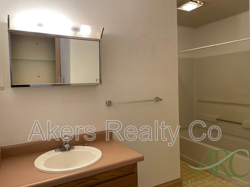 411 W 11th St #B - Photo 5 of 9