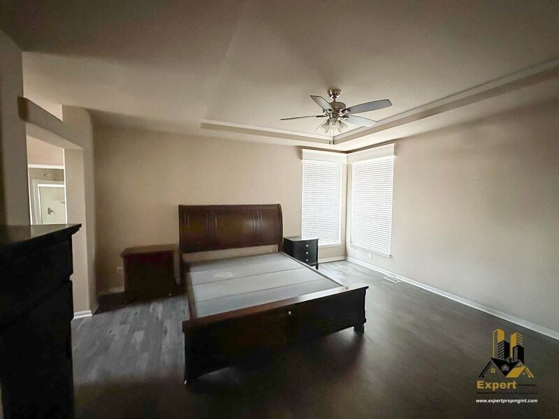 318 Hickory St - Photo 3 of 17