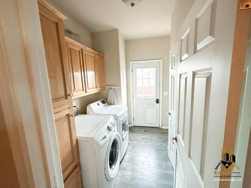 318 Hickory St - Photo 4 of 17