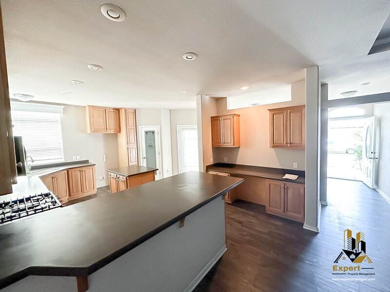 318 Hickory St - Photo 7 of 17