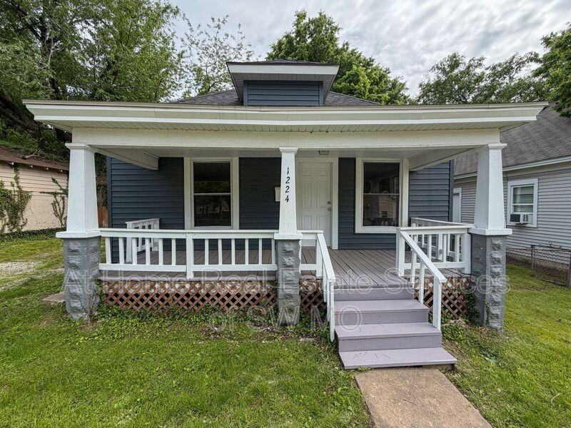 1224 E Central St