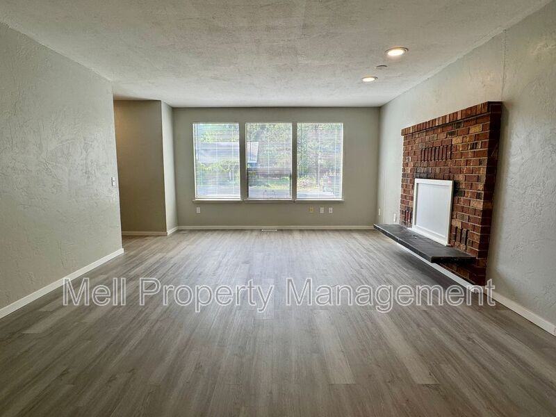 526 Holly Ln - Photo 3 of 19