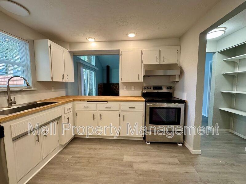 526 Holly Ln - Photo 5 of 19