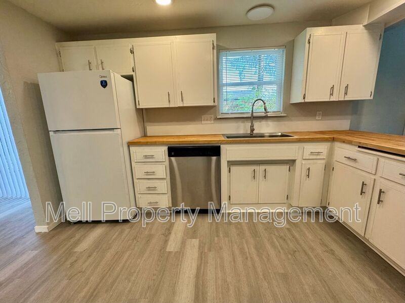 526 Holly Ln - Photo 6 of 19