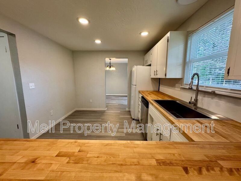 526 Holly Ln - Photo 7 of 19