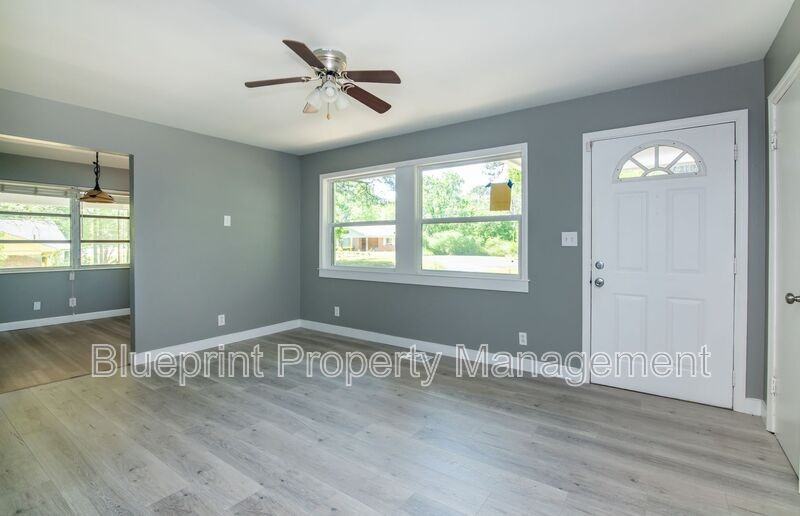 1143 Oakley Dr - Photo 2 of 14
