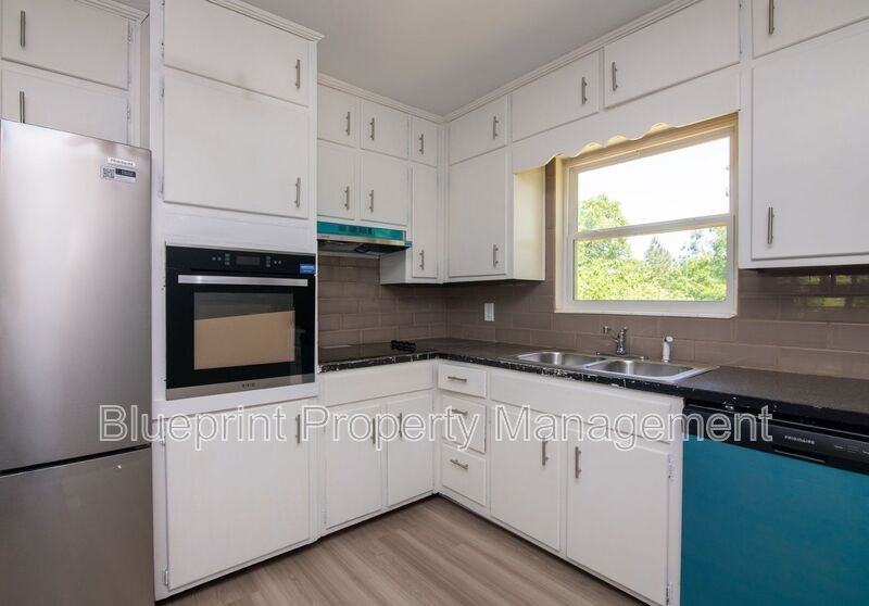 1143 Oakley Dr - Photo 3 of 14