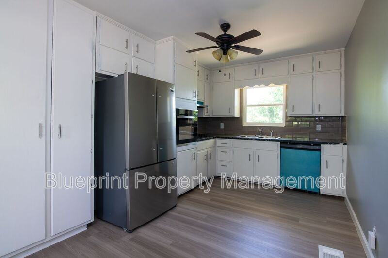 1143 Oakley Dr - Photo 4 of 14