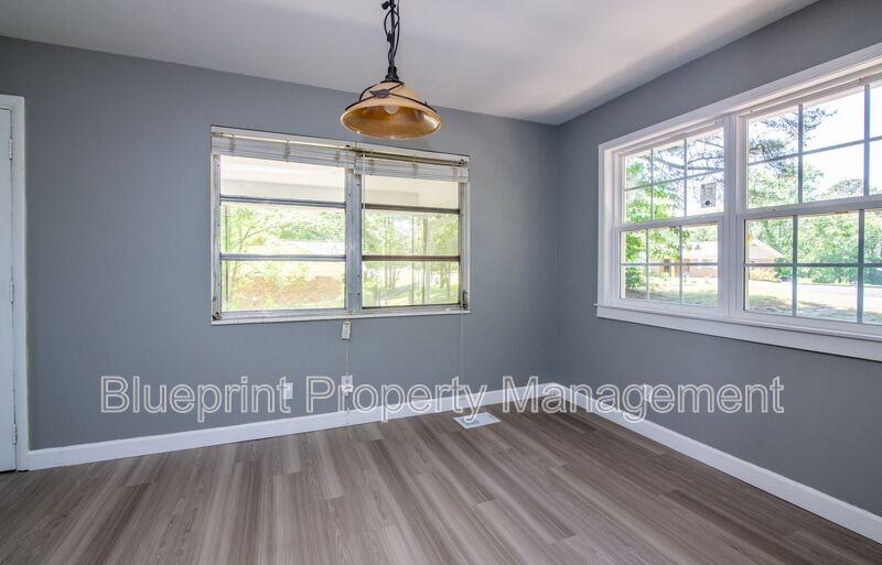 1143 Oakley Dr - Photo 6 of 14