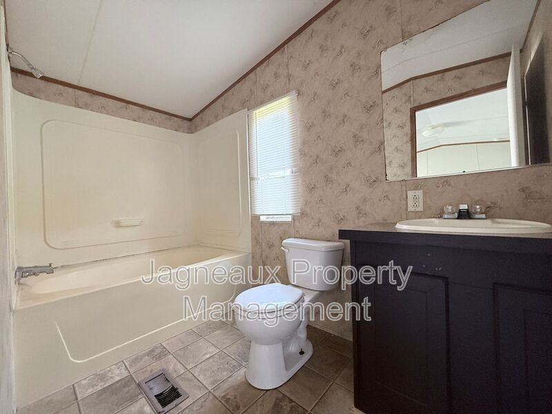 1914 Center St - Photo 5 of 8