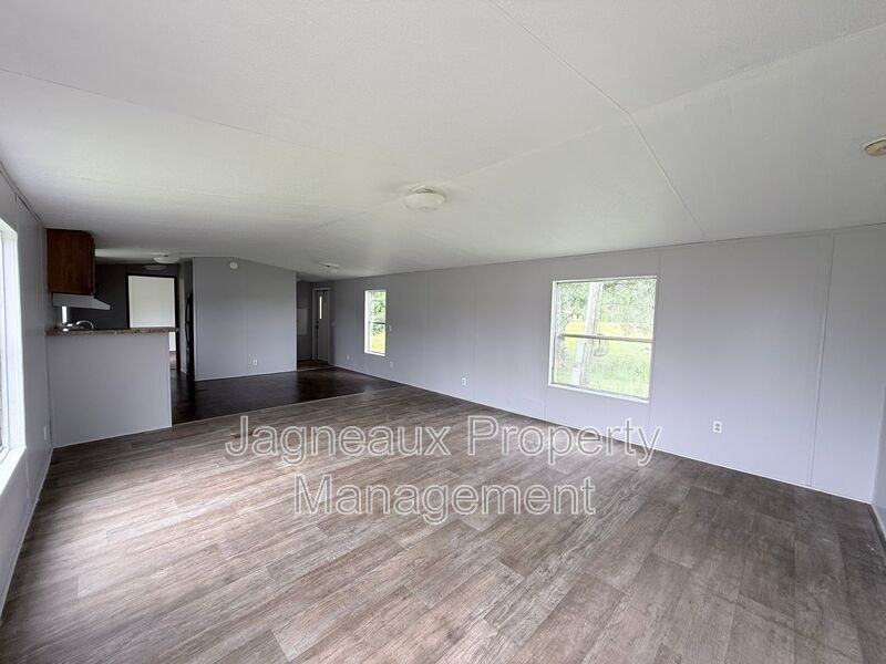 1908 Center St - Photo 3 of 8