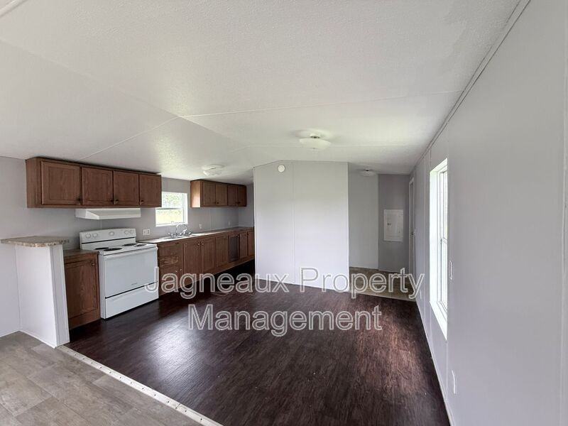 1908 Center St - Photo 4 of 8
