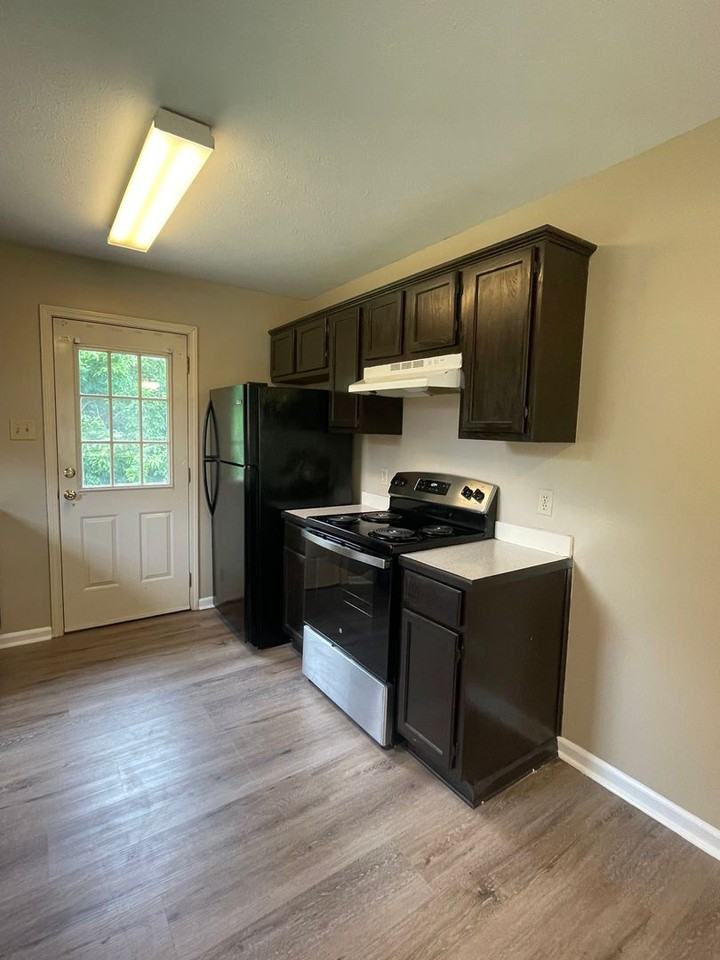 2555 Winchester Dr - Photo 3 of 13