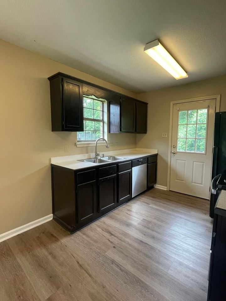 2555 Winchester Dr - Photo 4 of 13