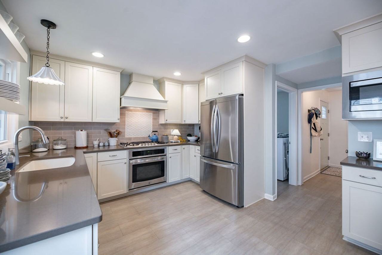 23213 Fairmount Blvd - Photo 2 of 46