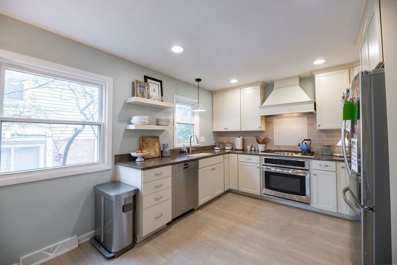 23213 Fairmount Blvd - Photo 3 of 46