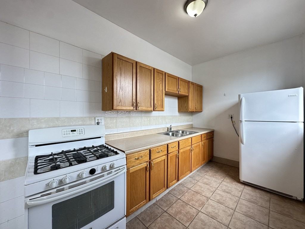 1670 W Pratt Blvd #2 - Photo 2 of 21