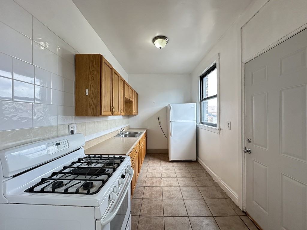 1670 W Pratt Blvd #2 - Photo 3 of 21