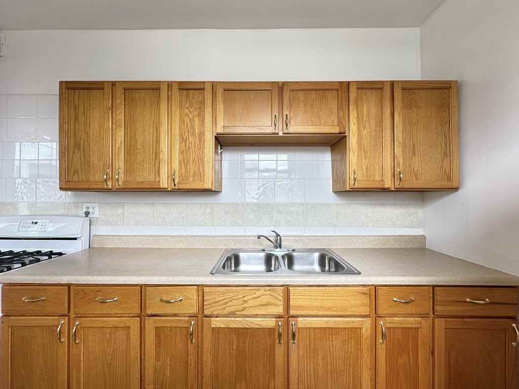 1670 W Pratt Blvd #2 - Photo 4 of 21
