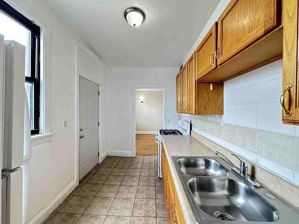 1670 W Pratt Blvd #2 - Photo 5 of 21
