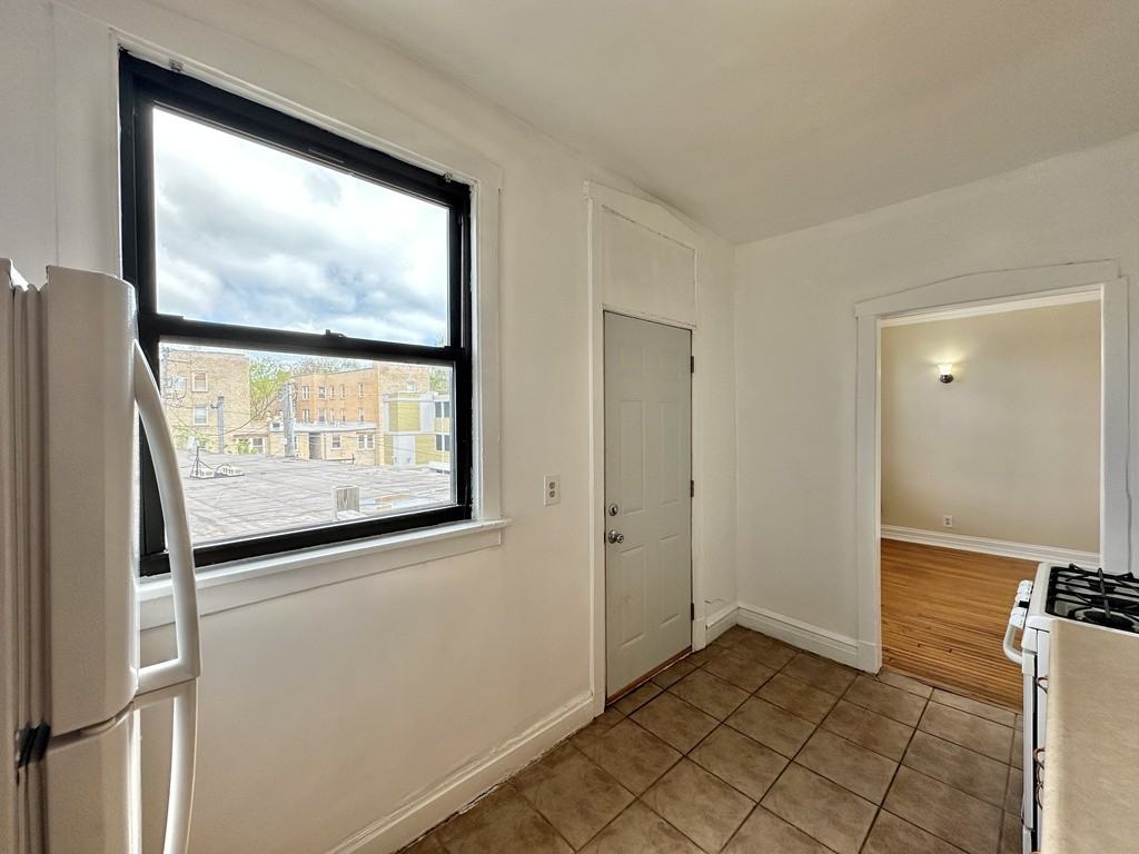1670 W Pratt Blvd #2 - Photo 6 of 21
