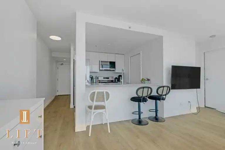 928 Beatty St #2902 - Photo 2 of 17