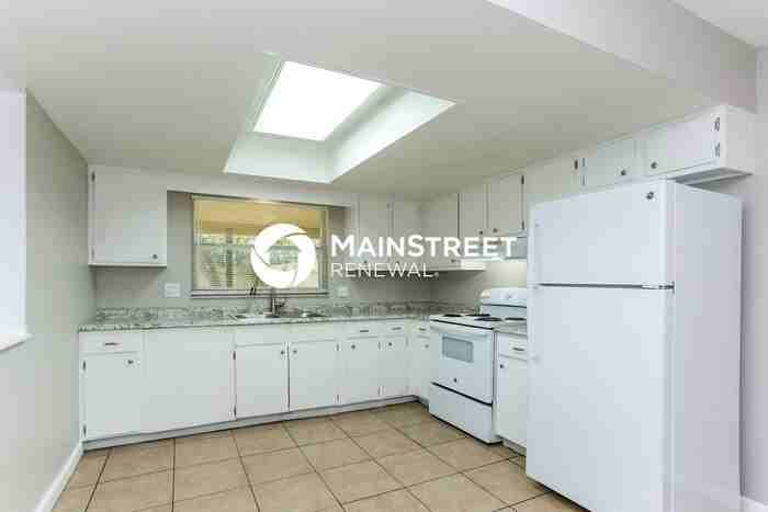 2065 Loma Linda Way N - Photo 6 of 17