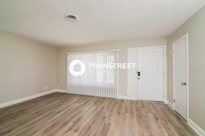 9708 El Prado St - Photo 5 of 15