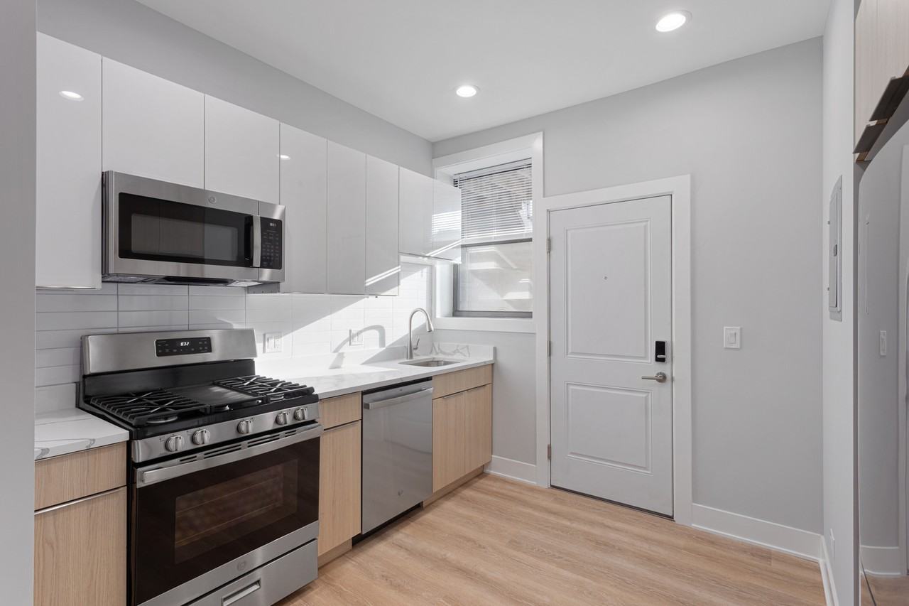 6929 N Lakewood Ave #2 - Photo 5 of 14