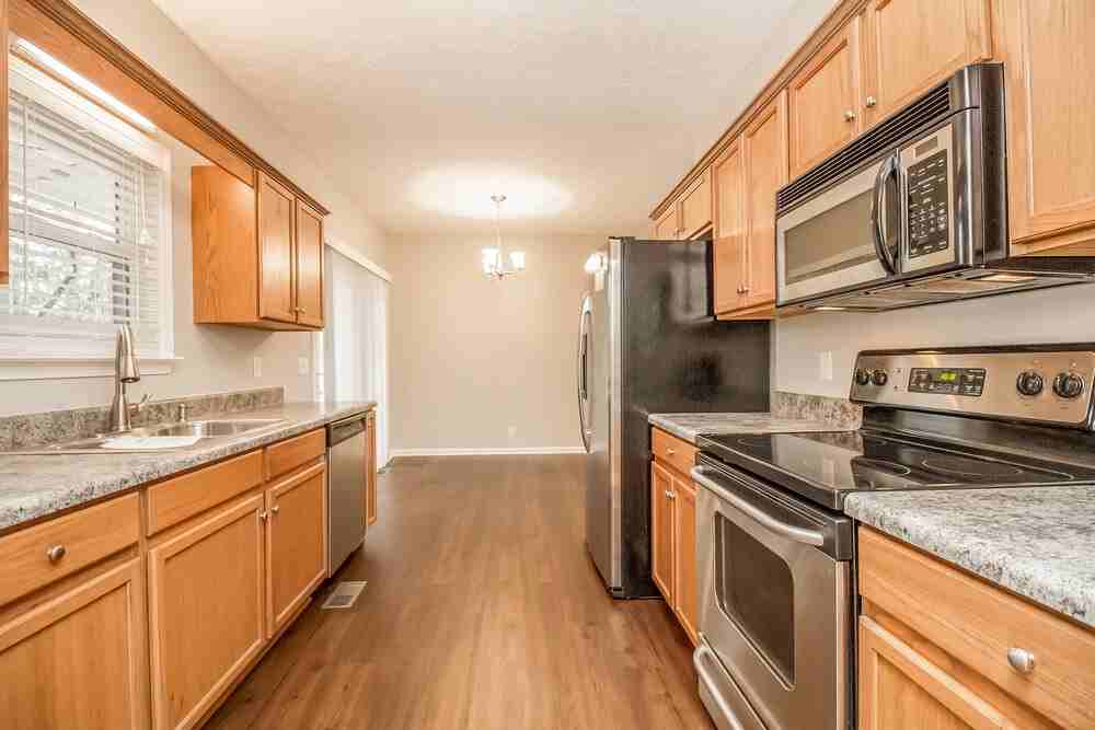 2913 Waywood Dr - Photo 7 of 17