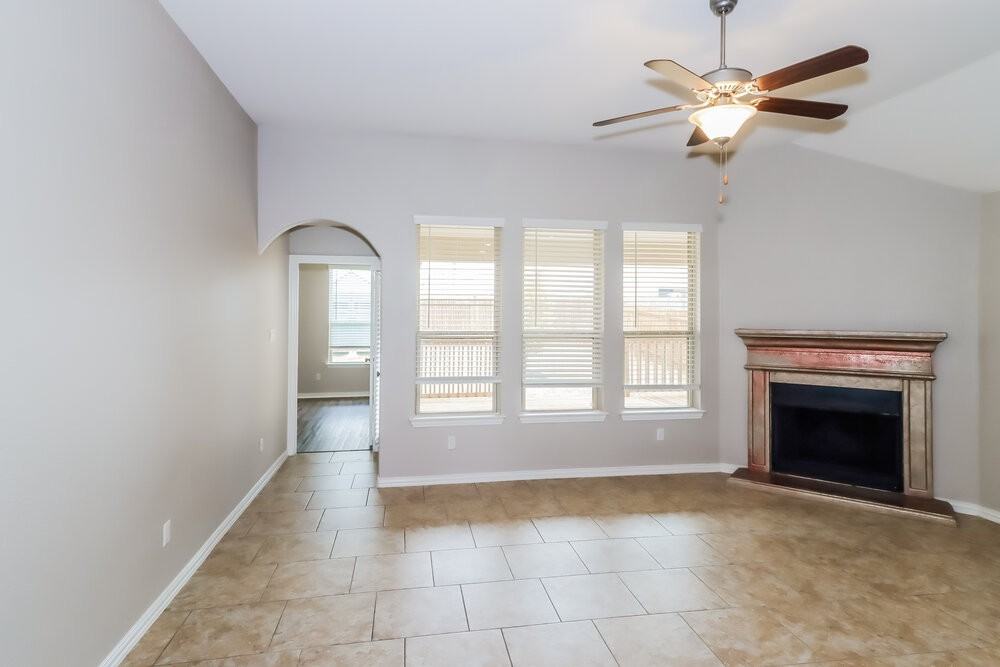 1913 Chimney Dr - Photo 4 of 16