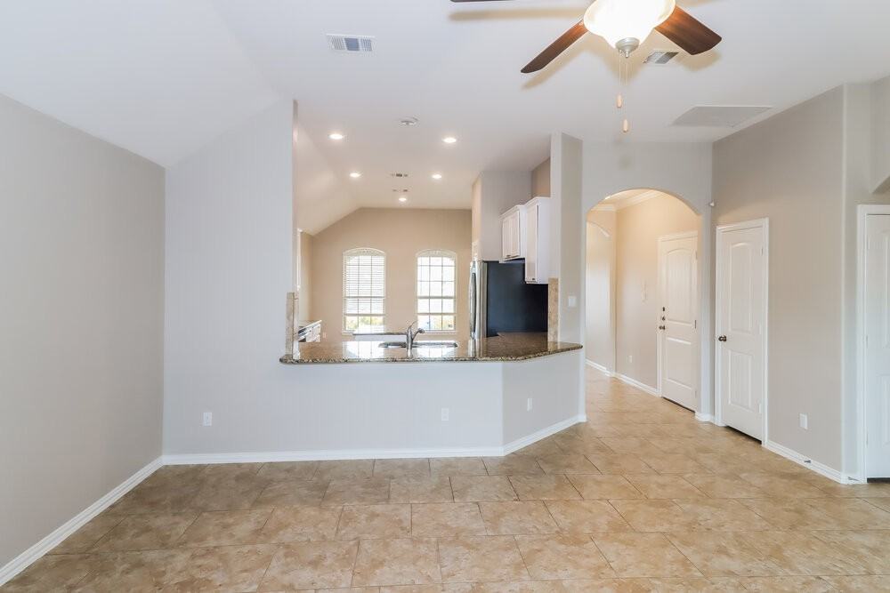 1913 Chimney Dr - Photo 5 of 16