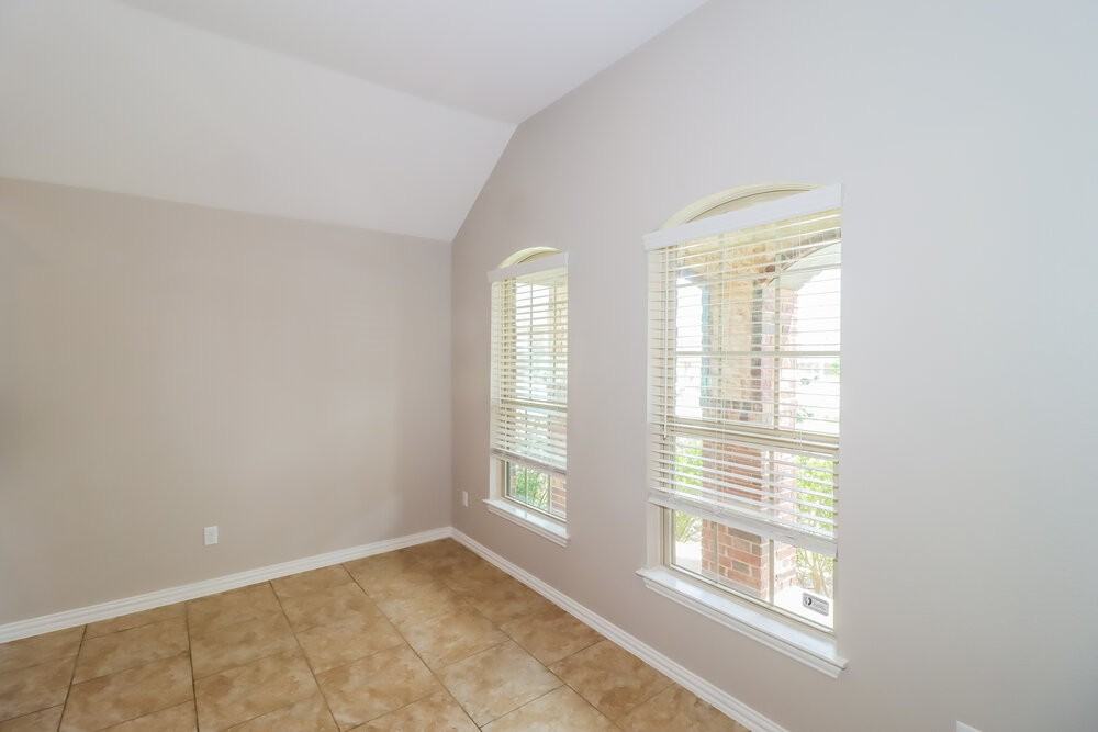 1913 Chimney Dr - Photo 6 of 16