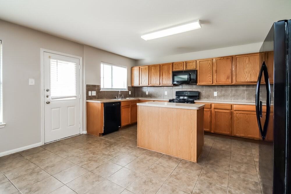 1810 Skipwood Dr - Photo 7 of 17