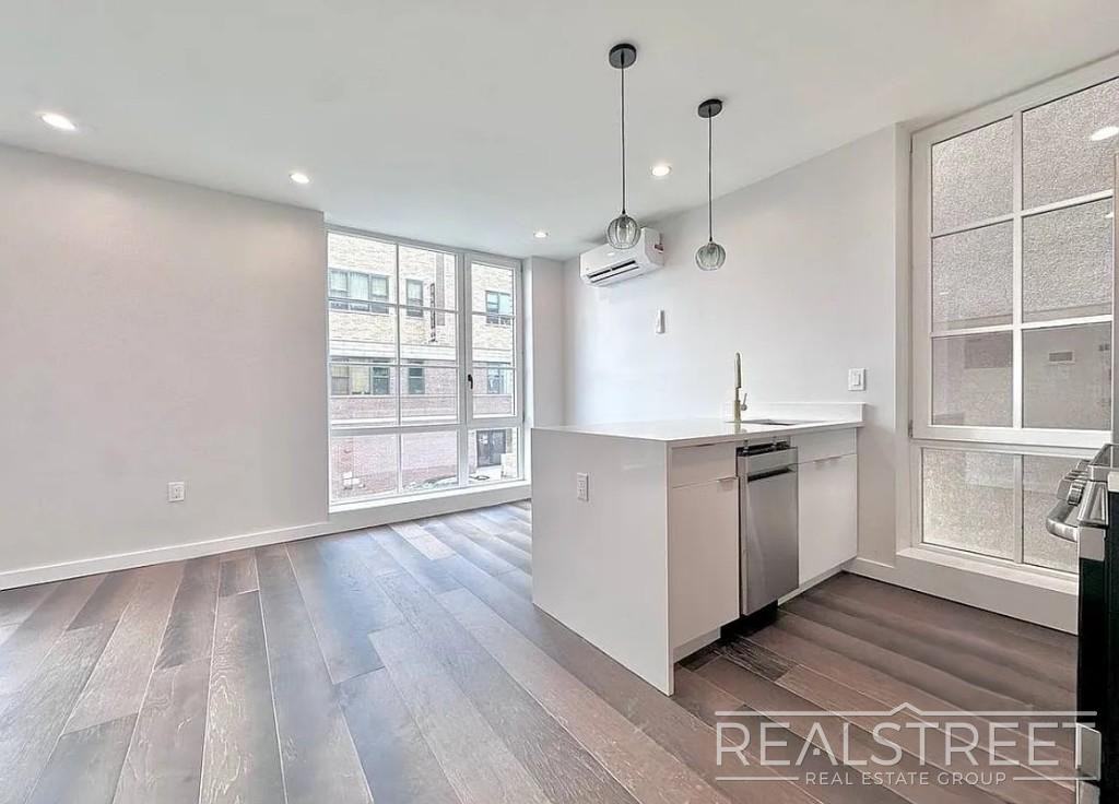 160 20th St #2F - Photo 2 of 6