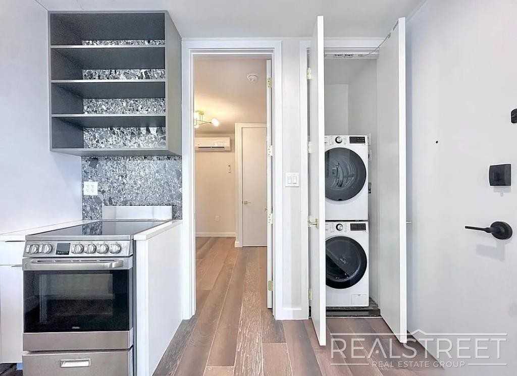160 20th St #2F - Photo 3 of 6
