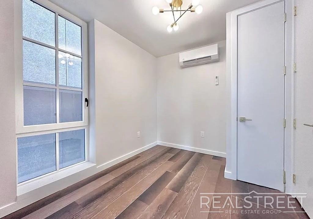 160 20th St #2F - Photo 4 of 6