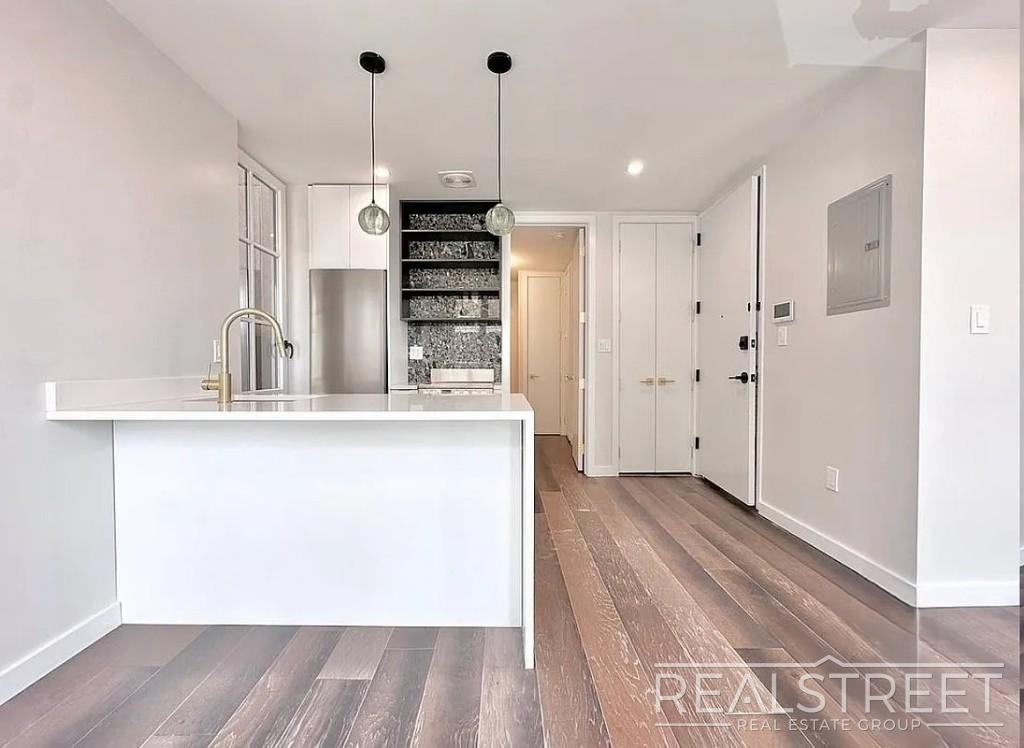 160 20th St #2F - Photo 6 of 6