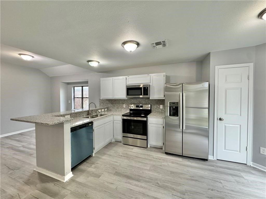 2842 Quebec Dr - Photo 4 of 33