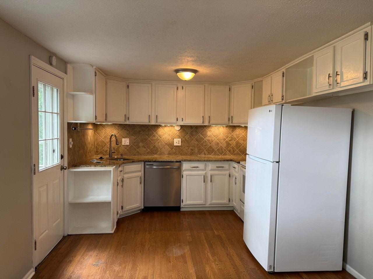 2348 Warfield Dr - Photo 5 of 27